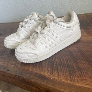 Kids Adidas white stripe casual tennis shoes in great condition